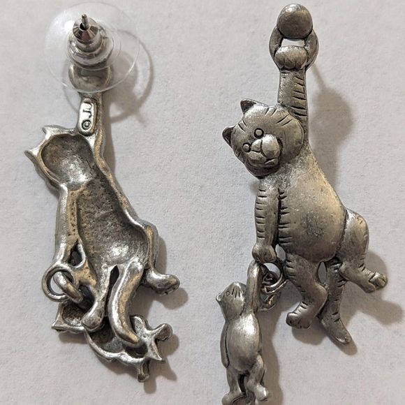 Vintage pewter JJ Jonette cat with teddy bear? dangle earrings 1.75" cat lovers - Picture 2 of 3